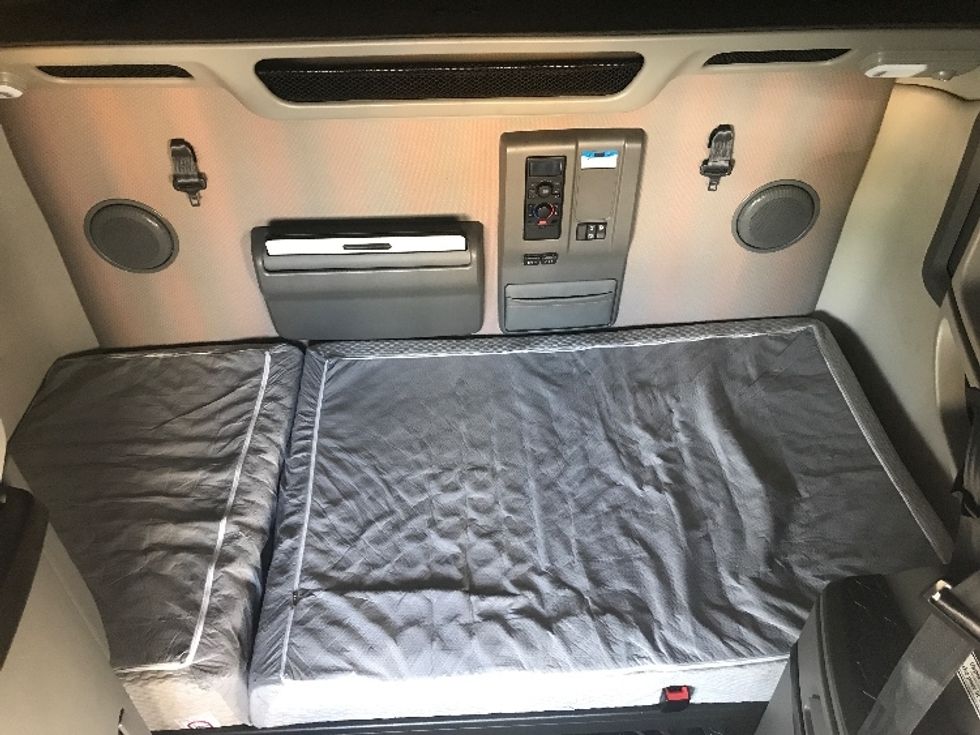 Sleeper Tractor-Heavy Duty Tractors-Volvo-2021-VNL64760-Dartmouth-NS-756,356\n\t\tkm-$ 93,250 - Image 17