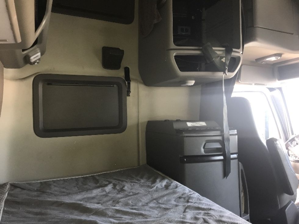 Sleeper Tractor-Heavy Duty Tractors-Volvo-2021-VNL64760-Dartmouth-NS-756,356\n\t\tkm-$ 93,250 - Image 18