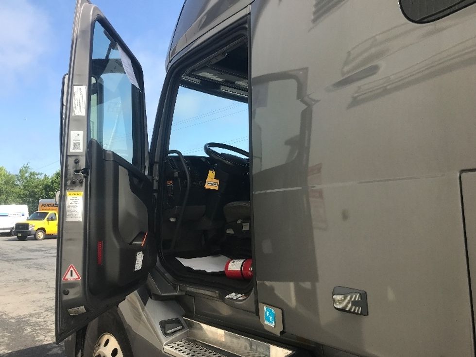 Sleeper Tractor-Heavy Duty Tractors-Volvo-2021-VNL64760-Dartmouth-NS-756,356\n\t\tkm-$ 93,250 - Image 9