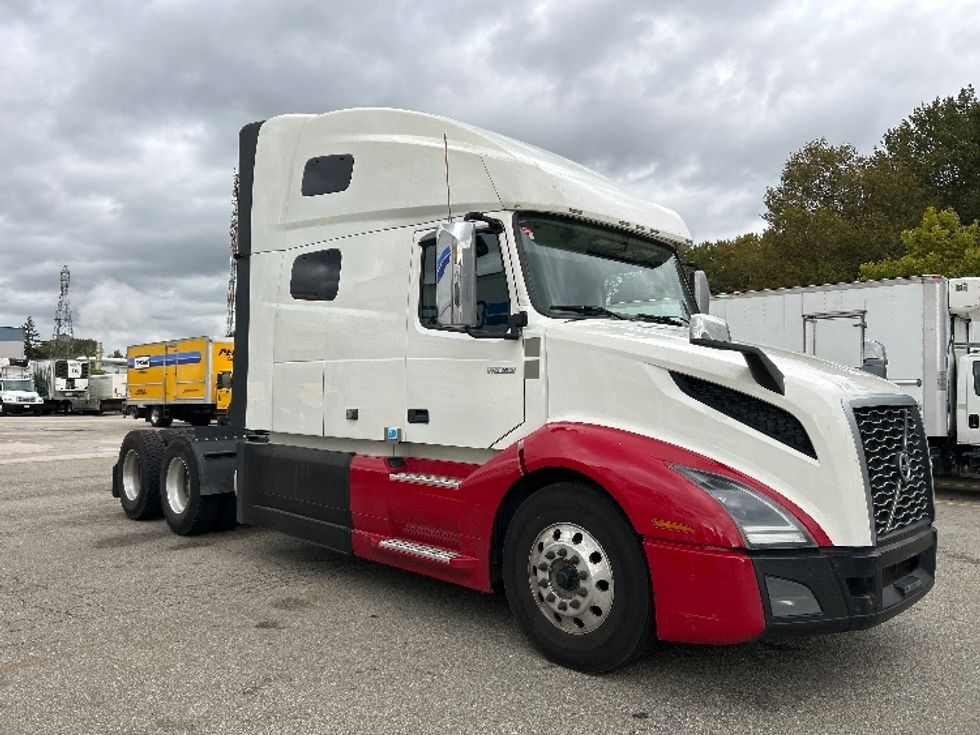Sleeper Tractor-Heavy Duty Tractors-Volvo-2021-VNL64760-Delta-BC-685,344\n\t\tkm-$ 98,000 - Image 1
