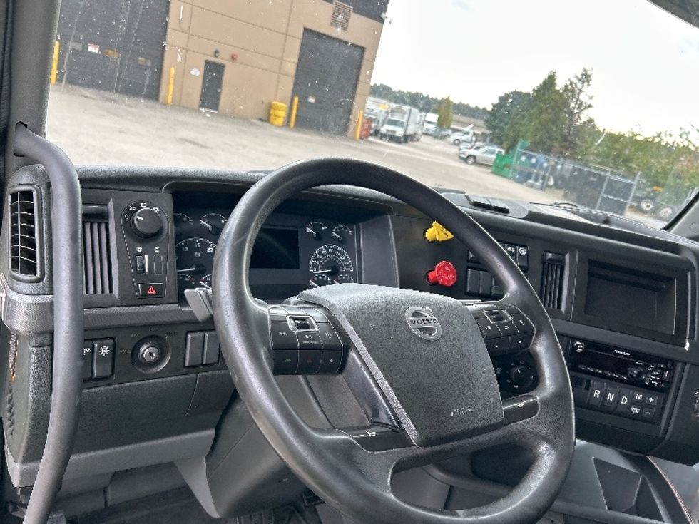 Sleeper Tractor-Heavy Duty Tractors-Volvo-2021-VNL64760-Delta-BC-685,344\n\t\tkm-$ 98,000 - Image 10