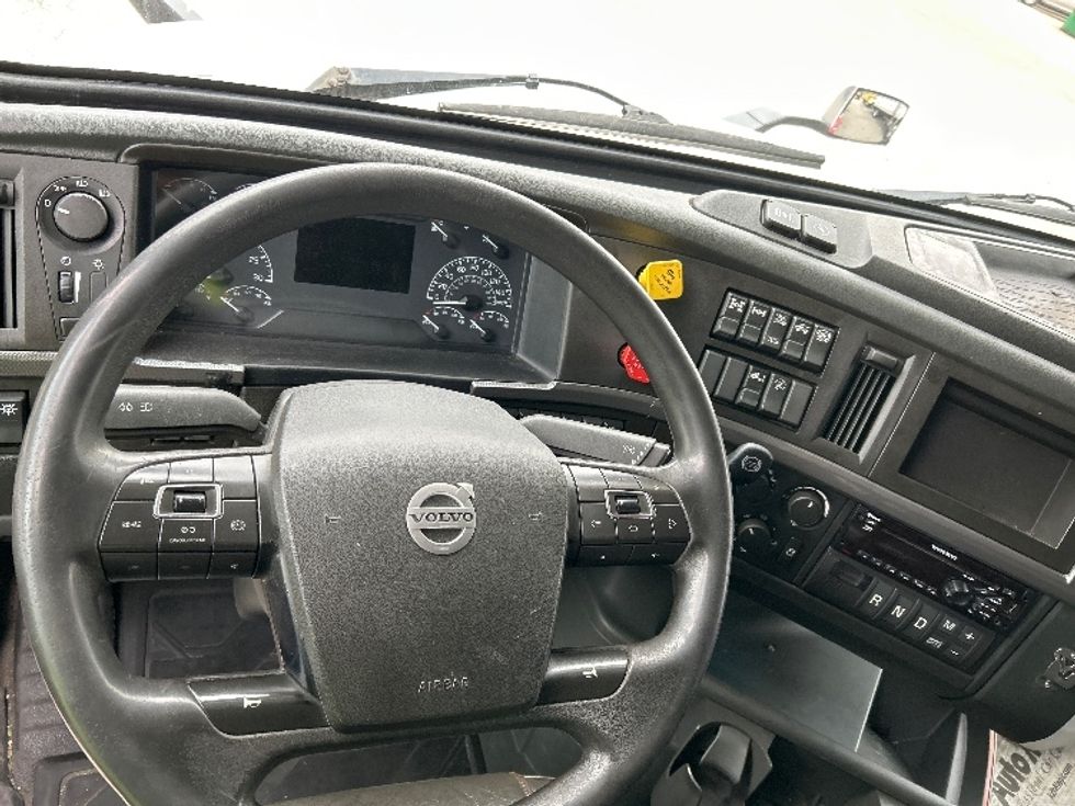 Sleeper Tractor-Heavy Duty Tractors-Volvo-2021-VNL64760-Delta-BC-685,344\n\t\tkm-$ 98,000 - Image 11