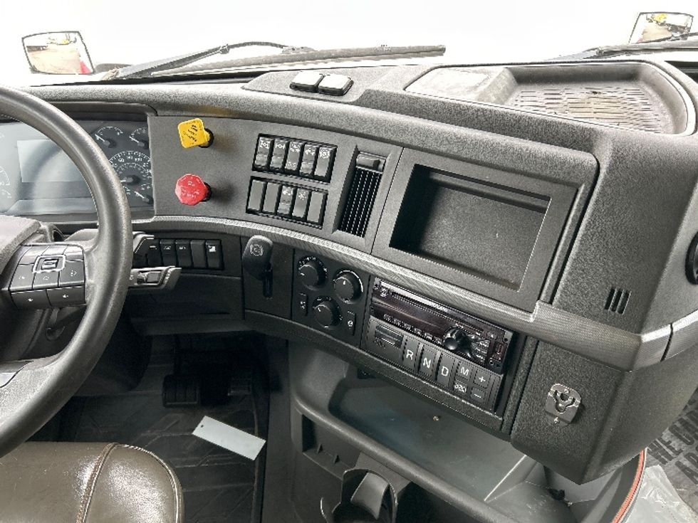 Sleeper Tractor-Heavy Duty Tractors-Volvo-2021-VNL64760-Delta-BC-685,344\n\t\tkm-$ 98,000 - Image 12