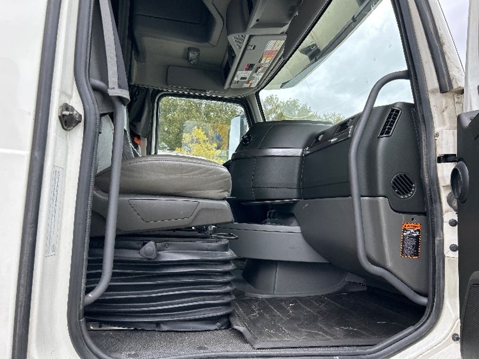 Sleeper Tractor-Heavy Duty Tractors-Volvo-2021-VNL64760-Delta-BC-685,344\n\t\tkm-$ 98,000 - Image 13