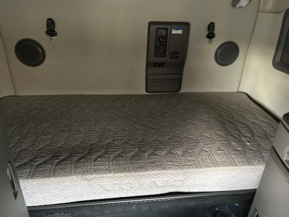 Sleeper Tractor-Heavy Duty Tractors-Volvo-2021-VNL64760-Delta-BC-685,344\n\t\tkm-$ 98,000 - Image 14