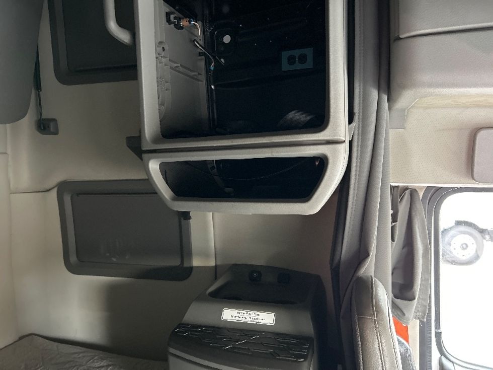 Sleeper Tractor-Heavy Duty Tractors-Volvo-2021-VNL64760-Delta-BC-685,344\n\t\tkm-$ 98,000 - Image 15