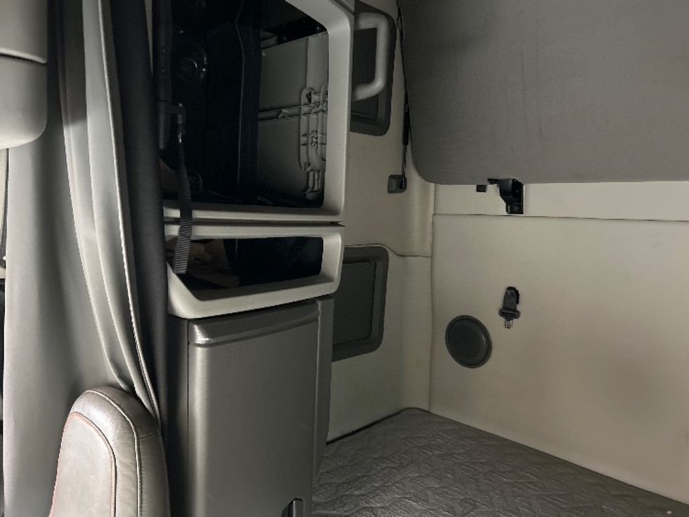 Sleeper Tractor-Heavy Duty Tractors-Volvo-2021-VNL64760-Delta-BC-685,344\n\t\tkm-$ 98,000 - Image 16