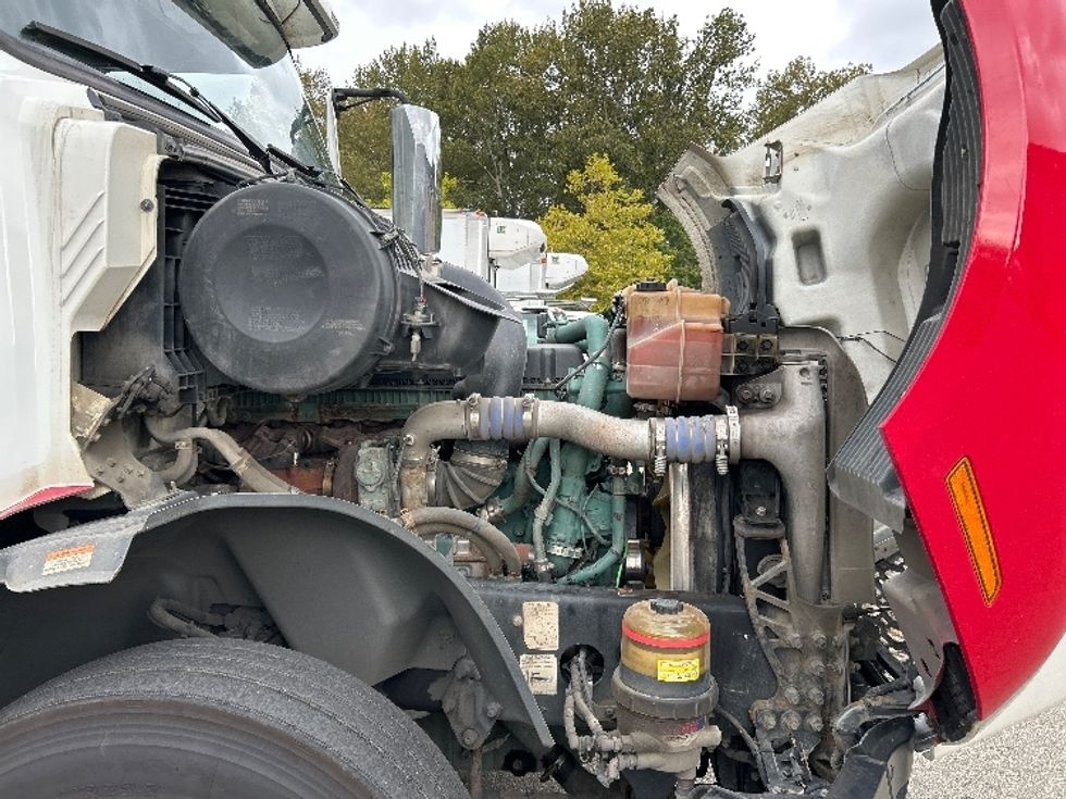 Sleeper Tractor-Heavy Duty Tractors-Volvo-2021-VNL64760-Delta-BC-685,344\n\t\tkm-$ 98,000 - Image 17