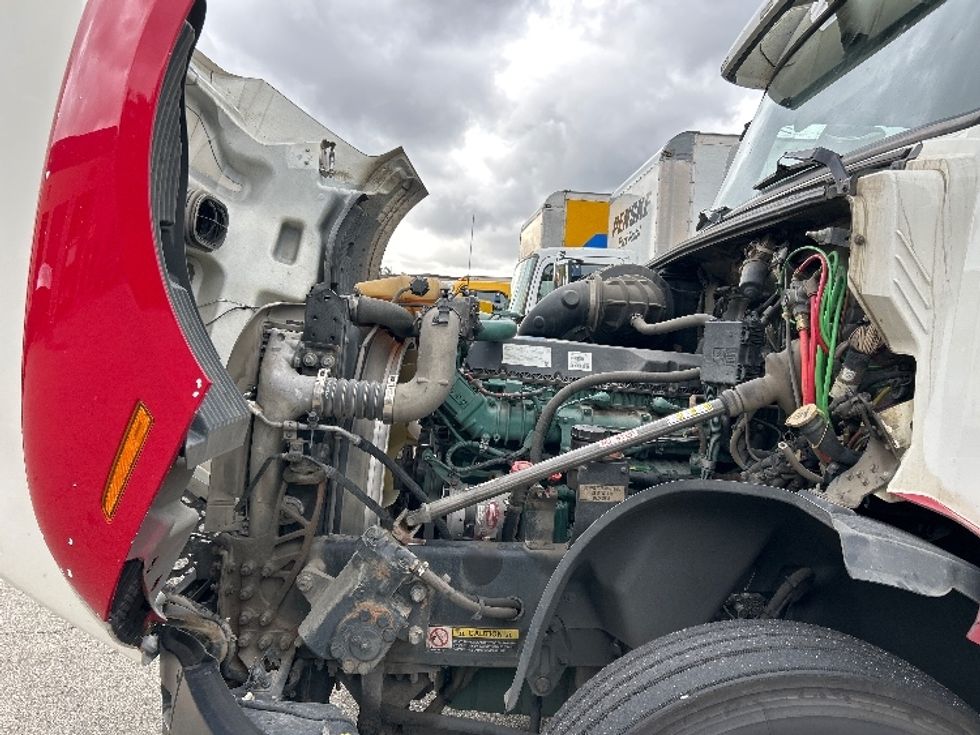 Sleeper Tractor-Heavy Duty Tractors-Volvo-2021-VNL64760-Delta-BC-685,344\n\t\tkm-$ 98,000 - Image 18