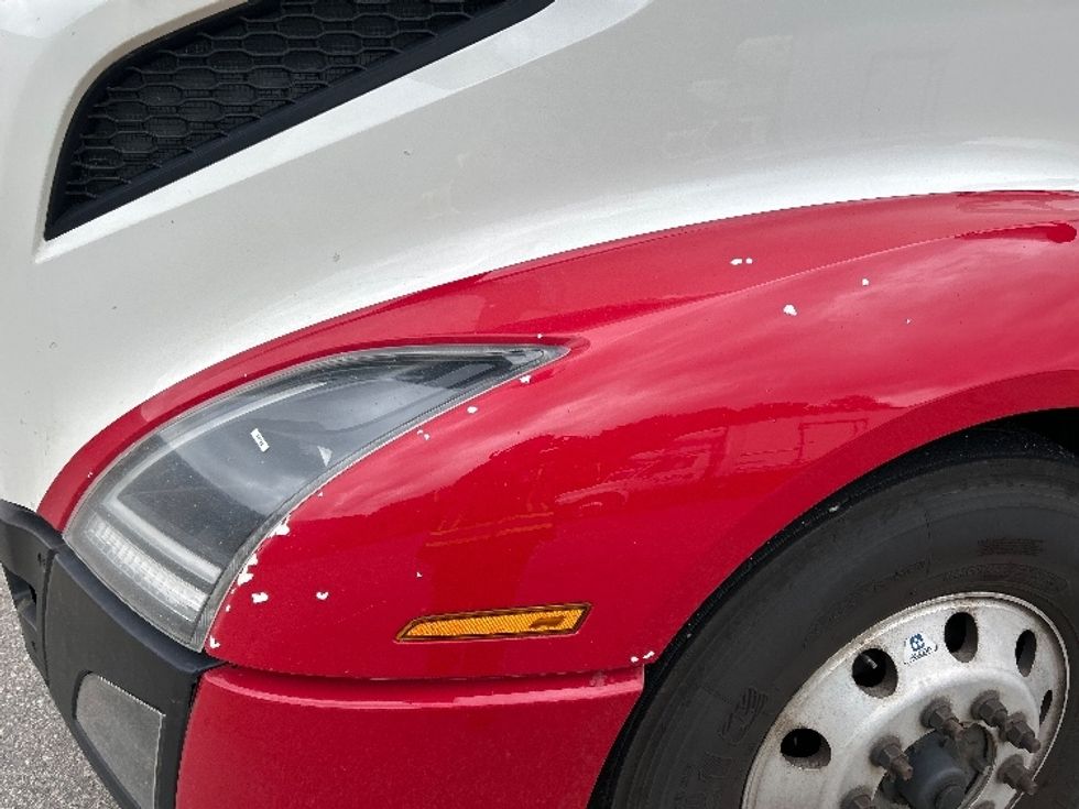 Sleeper Tractor-Heavy Duty Tractors-Volvo-2021-VNL64760-Delta-BC-685,344\n\t\tkm-$ 98,000 - Image 19