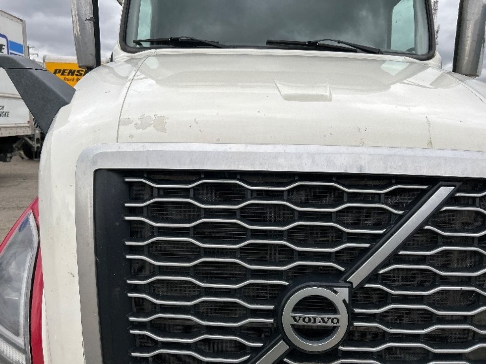 Sleeper Tractor-Heavy Duty Tractors-Volvo-2021-VNL64760-Delta-BC-685,344\n\t\tkm-$ 98,000 - Image 20