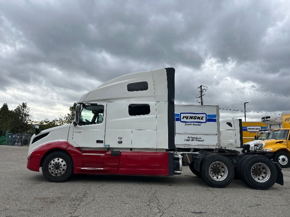 Sleeper Tractor-Heavy Duty Tractors-Volvo-2021-VNL64760-Delta-BC-685,344\n\t\tkm-$ 98,000 - Image 4