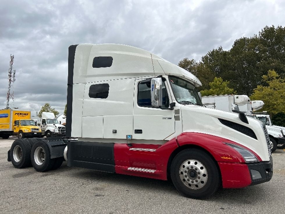 Sleeper Tractor-Heavy Duty Tractors-Volvo-2021-VNL64760-Delta-BC-685,344\n\t\tkm-$ 98,000 - Image 8