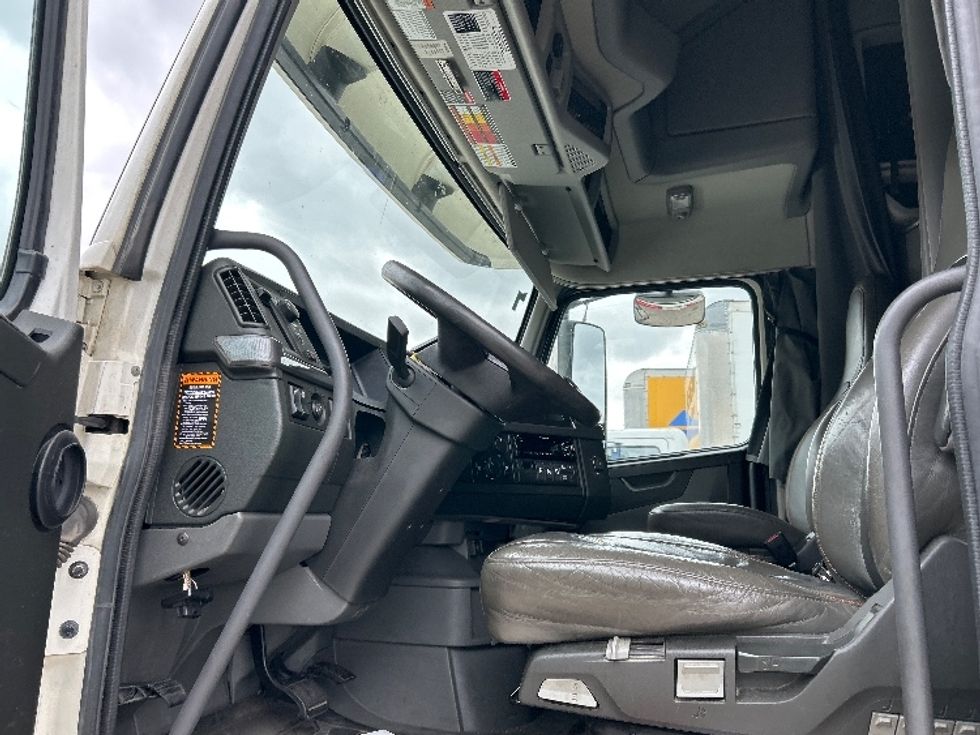 Sleeper Tractor-Heavy Duty Tractors-Volvo-2021-VNL64760-Delta-BC-685,344\n\t\tkm-$ 98,000 - Image 9