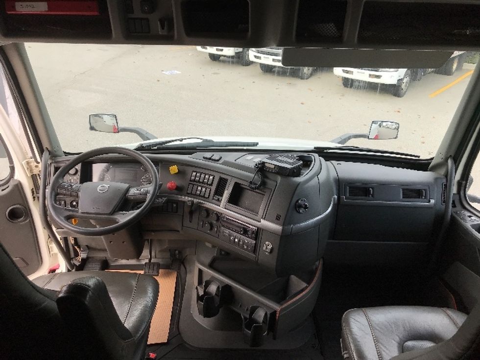 Sleeper Tractor-Heavy Duty Tractors-Volvo-2021-VNL64760-Delta-BC-745,882\n\t\tkm-$ 94,500 - Image 12