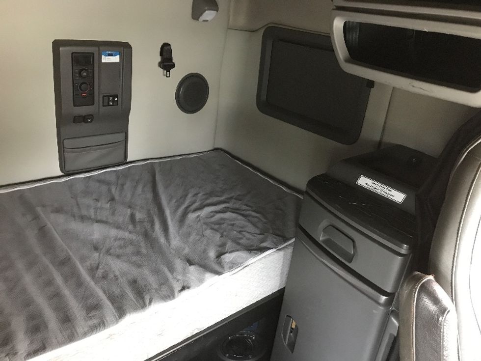 Sleeper Tractor-Heavy Duty Tractors-Volvo-2021-VNL64760-Delta-BC-745,882\n\t\tkm-$ 94,500 - Image 13