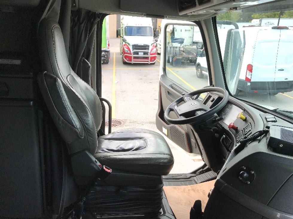 Sleeper Tractor-Heavy Duty Tractors-Volvo-2021-VNL64760-Delta-BC-745,882\n\t\tkm-$ 94,500 - Image 16