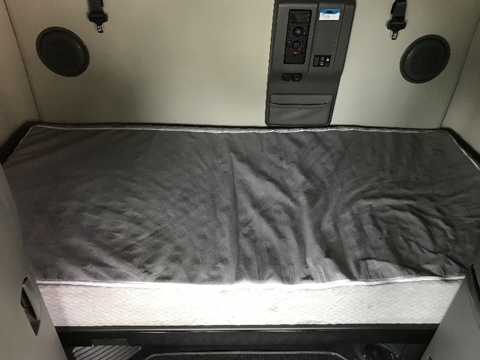 Sleeper Tractor-Heavy Duty Tractors-Volvo-2021-VNL64760-Delta-BC-745,882\n\t\tkm-$ 94,500 - Image 17