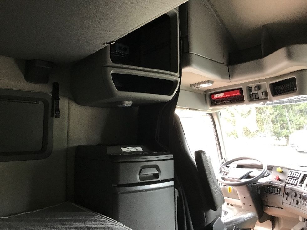 Sleeper Tractor-Heavy Duty Tractors-Volvo-2021-VNL64760-Delta-BC-745,882\n\t\tkm-$ 94,500 - Image 18