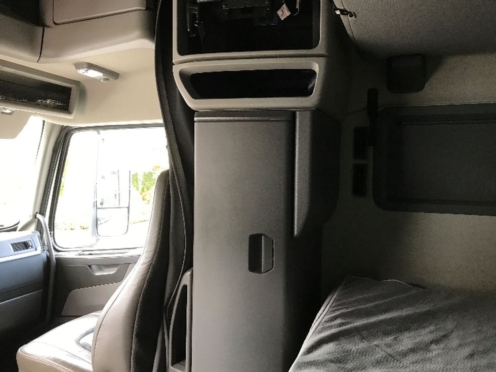 Sleeper Tractor-Heavy Duty Tractors-Volvo-2021-VNL64760-Delta-BC-745,882\n\t\tkm-$ 94,500 - Image 19