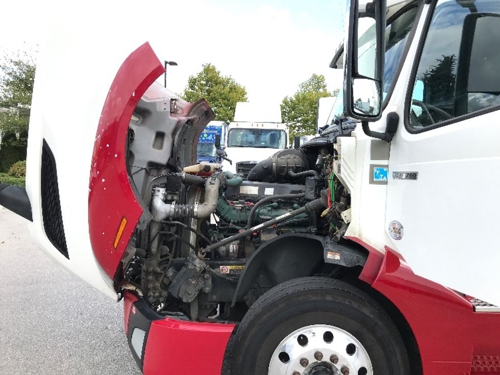 Sleeper Tractor-Heavy Duty Tractors-Volvo-2021-VNL64760-Delta-BC-745,882\n\t\tkm-$ 94,500 - Image 21