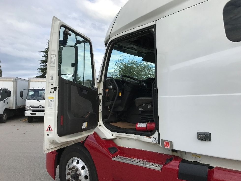 Sleeper Tractor-Heavy Duty Tractors-Volvo-2021-VNL64760-Delta-BC-745,882\n\t\tkm-$ 94,500 - Image 9