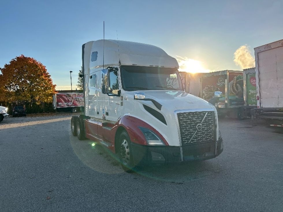 Sleeper Tractor-Heavy Duty Tractors-Volvo-2021-VNL64760-Delta-BC-791,920\n\t\tkm-$ 92,000 - Image 1