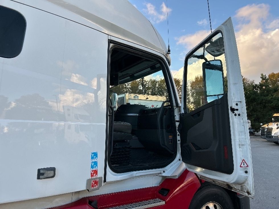 Sleeper Tractor-Heavy Duty Tractors-Volvo-2021-VNL64760-Delta-BC-791,920\n\t\tkm-$ 92,000 - Image 13