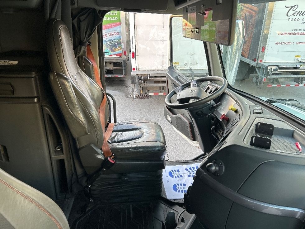 Sleeper Tractor-Heavy Duty Tractors-Volvo-2021-VNL64760-Delta-BC-791,920\n\t\tkm-$ 92,000 - Image 15