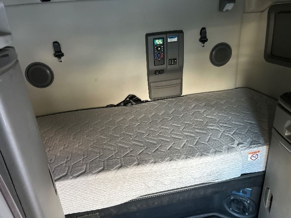 Sleeper Tractor-Heavy Duty Tractors-Volvo-2021-VNL64760-Delta-BC-791,920\n\t\tkm-$ 92,000 - Image 16