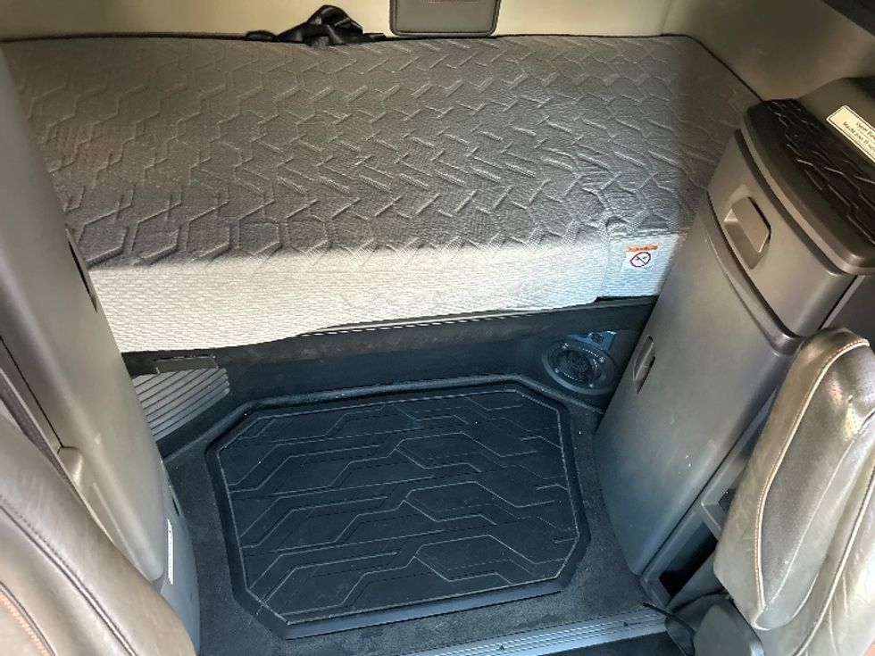 Sleeper Tractor-Heavy Duty Tractors-Volvo-2021-VNL64760-Delta-BC-791,920\n\t\tkm-$ 92,000 - Image 17