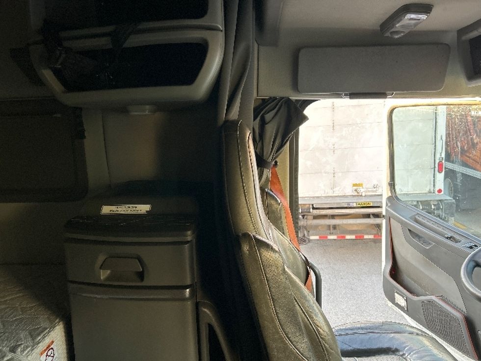 Sleeper Tractor-Heavy Duty Tractors-Volvo-2021-VNL64760-Delta-BC-791,920\n\t\tkm-$ 92,000 - Image 18