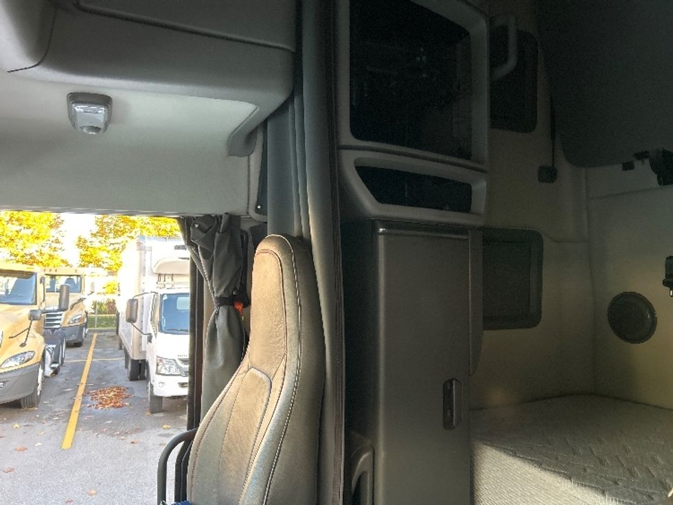 Sleeper Tractor-Heavy Duty Tractors-Volvo-2021-VNL64760-Delta-BC-791,920\n\t\tkm-$ 92,000 - Image 19