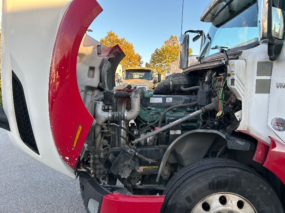 Sleeper Tractor-Heavy Duty Tractors-Volvo-2021-VNL64760-Delta-BC-791,920\n\t\tkm-$ 92,000 - Image 21