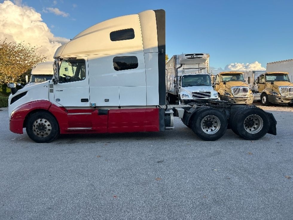 Sleeper Tractor-Heavy Duty Tractors-Volvo-2021-VNL64760-Delta-BC-791,920\n\t\tkm-$ 92,000 - Image 4