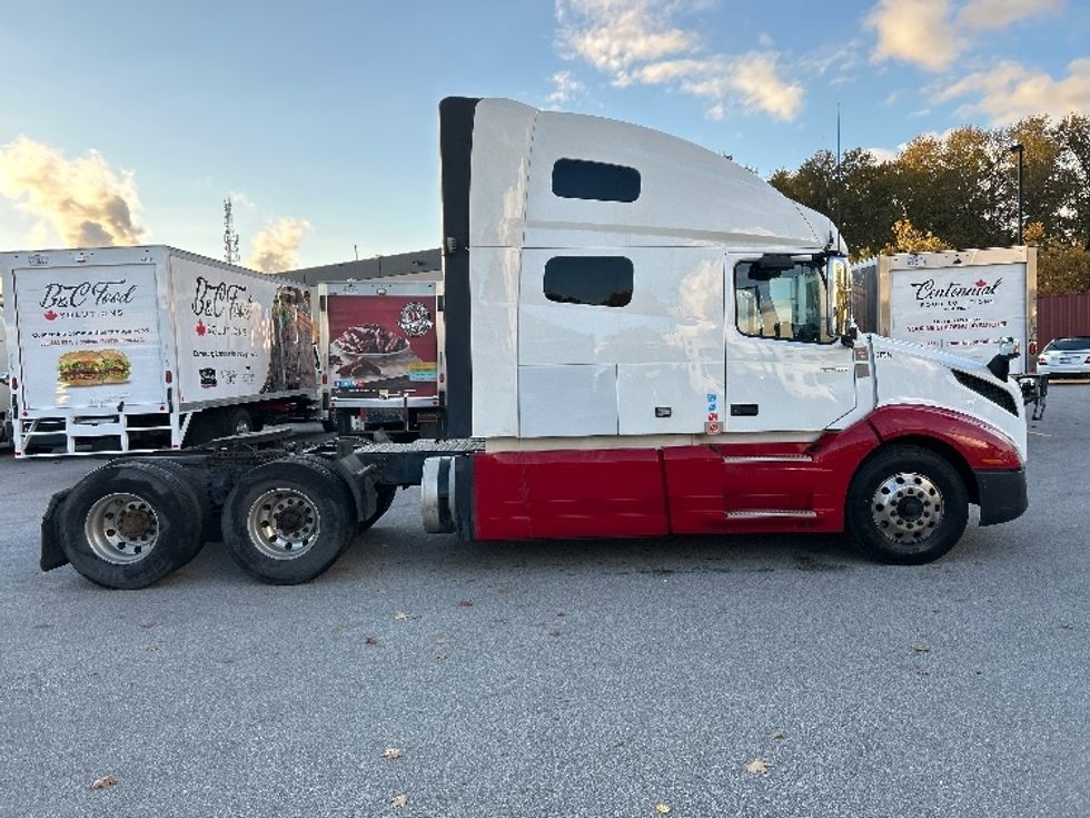 Sleeper Tractor-Heavy Duty Tractors-Volvo-2021-VNL64760-Delta-BC-791,920\n\t\tkm-$ 92,000 - Image 8