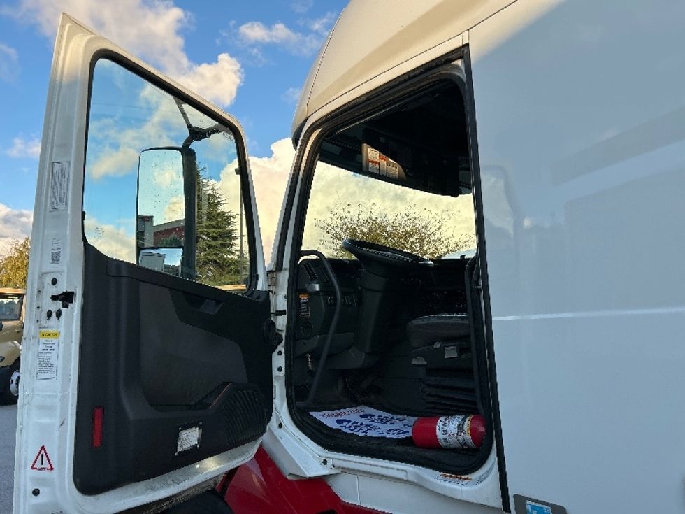 Sleeper Tractor-Heavy Duty Tractors-Volvo-2021-VNL64760-Delta-BC-791,920\n\t\tkm-$ 92,000 - Image 9