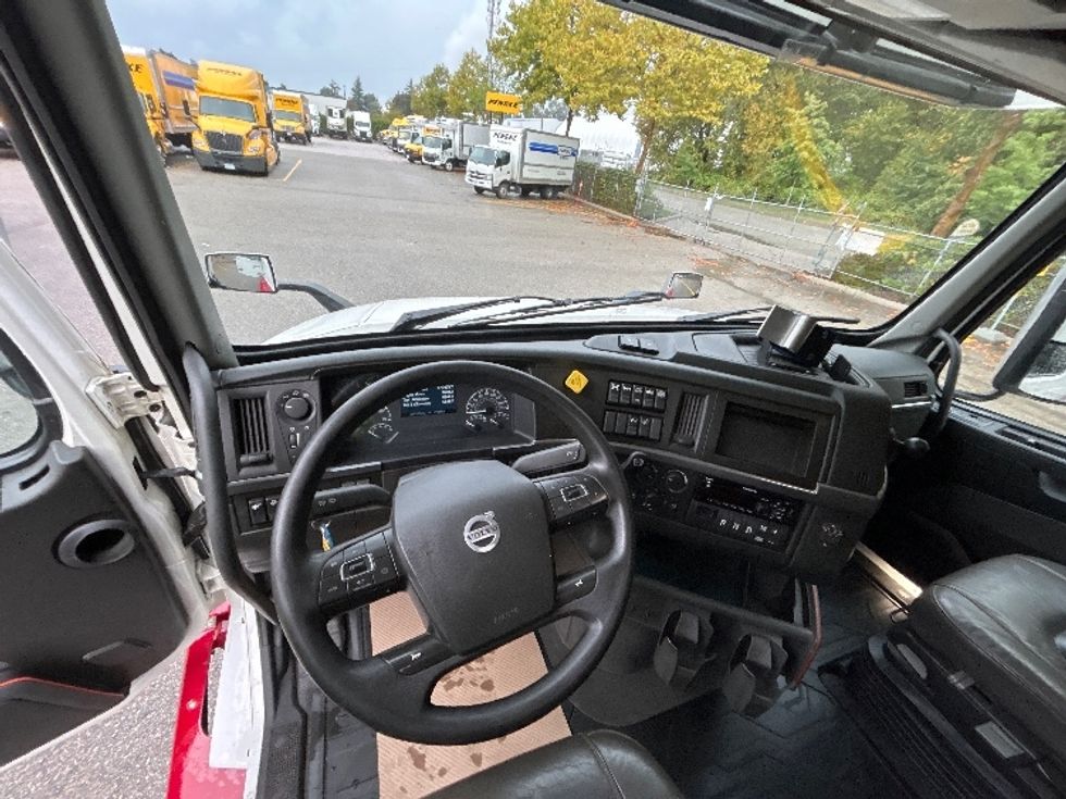 Sleeper Tractor-Heavy Duty Tractors-Volvo-2021-VNL64760-Delta-BC-877,474\n\t\tkm-$ 87,250 - Image 10