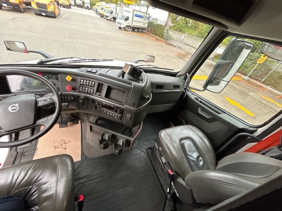 Sleeper Tractor-Heavy Duty Tractors-Volvo-2021-VNL64760-Delta-BC-877,474\n\t\tkm-$ 87,250 - Image 11