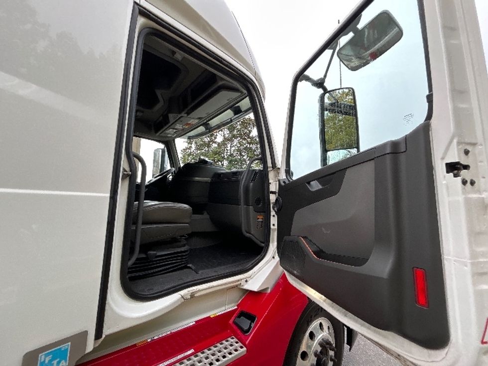 Sleeper Tractor-Heavy Duty Tractors-Volvo-2021-VNL64760-Delta-BC-877,474\n\t\tkm-$ 87,250 - Image 12