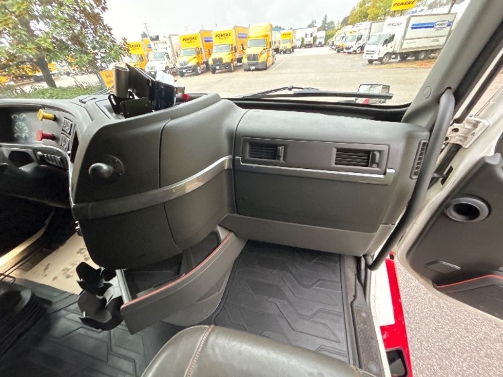 Sleeper Tractor-Heavy Duty Tractors-Volvo-2021-VNL64760-Delta-BC-877,474\n\t\tkm-$ 87,250 - Image 13