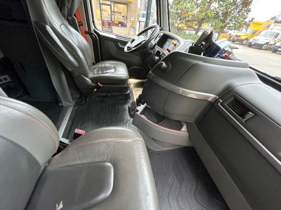 Sleeper Tractor-Heavy Duty Tractors-Volvo-2021-VNL64760-Delta-BC-877,474\n\t\tkm-$ 87,250 - Image 14