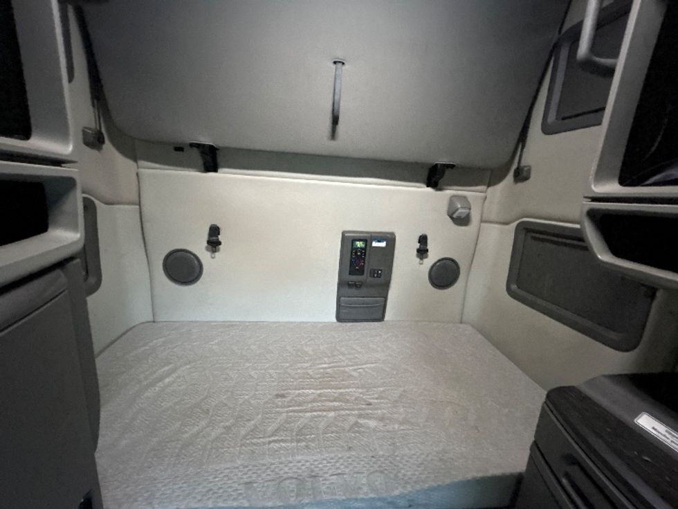 Sleeper Tractor-Heavy Duty Tractors-Volvo-2021-VNL64760-Delta-BC-877,474\n\t\tkm-$ 87,250 - Image 15