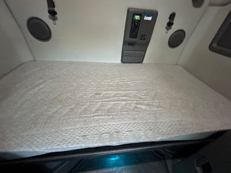 Sleeper Tractor-Heavy Duty Tractors-Volvo-2021-VNL64760-Delta-BC-877,474\n\t\tkm-$ 87,250 - Image 16