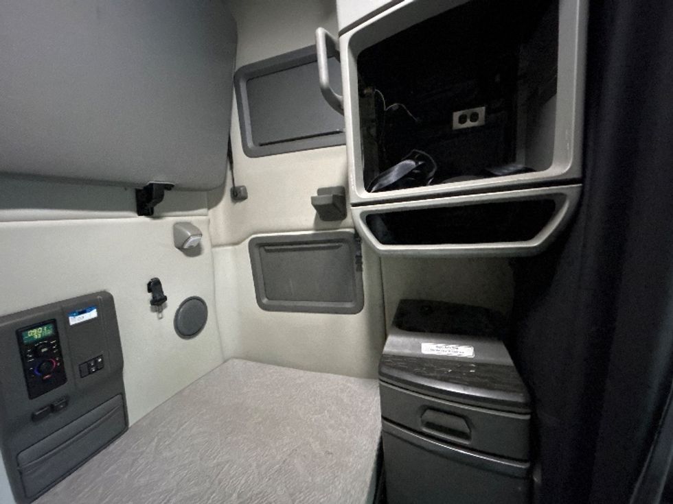 Sleeper Tractor-Heavy Duty Tractors-Volvo-2021-VNL64760-Delta-BC-877,474\n\t\tkm-$ 87,250 - Image 17