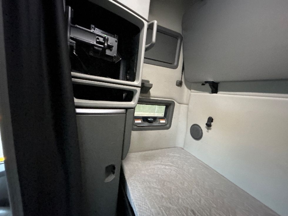 Sleeper Tractor-Heavy Duty Tractors-Volvo-2021-VNL64760-Delta-BC-877,474\n\t\tkm-$ 87,250 - Image 18