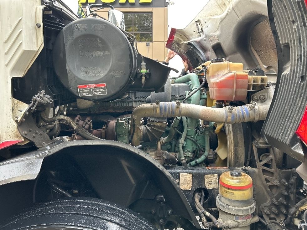 Sleeper Tractor-Heavy Duty Tractors-Volvo-2021-VNL64760-Delta-BC-877,474\n\t\tkm-$ 87,250 - Image 19