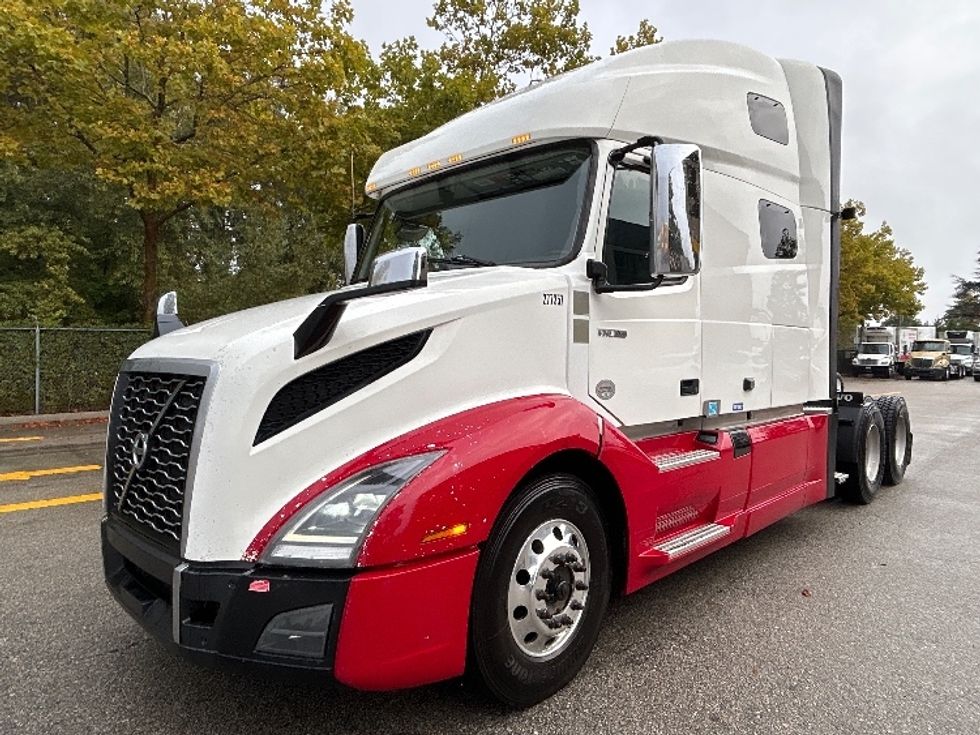 Sleeper Tractor-Heavy Duty Tractors-Volvo-2021-VNL64760-Delta-BC-877,474\n\t\tkm-$ 87,250 - Image 2