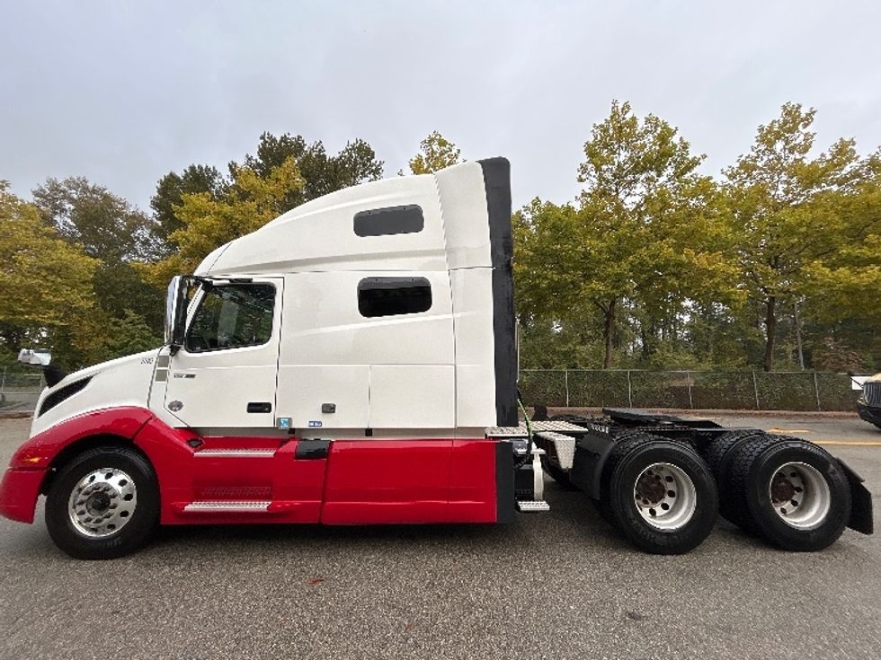 Sleeper Tractor-Heavy Duty Tractors-Volvo-2021-VNL64760-Delta-BC-877,474\n\t\tkm-$ 87,250 - Image 3