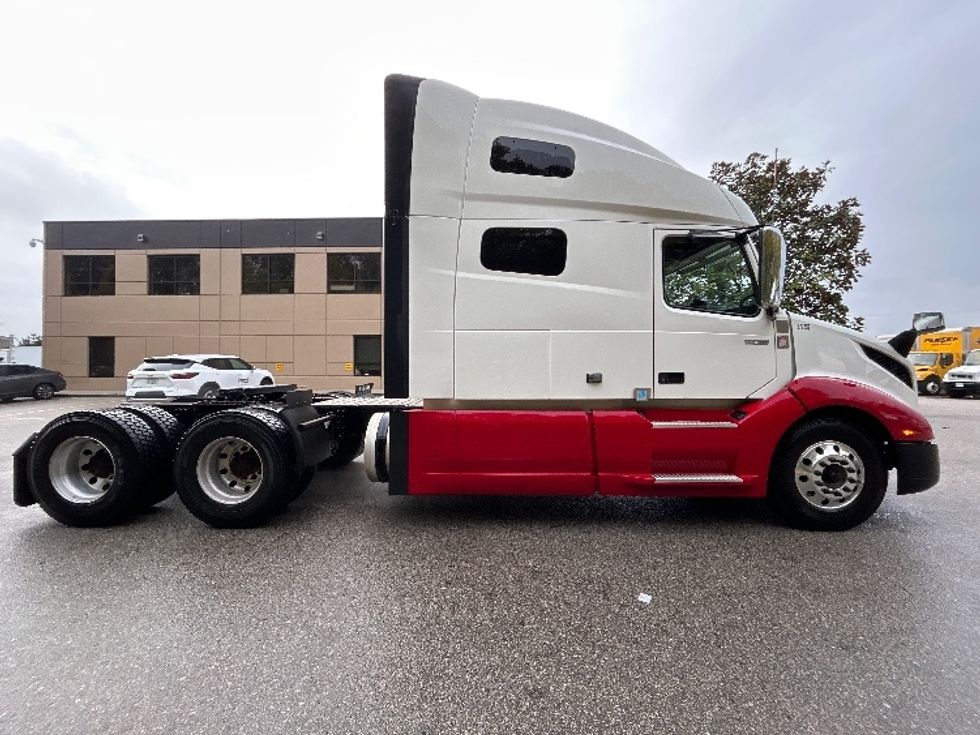 Sleeper Tractor-Heavy Duty Tractors-Volvo-2021-VNL64760-Delta-BC-877,474\n\t\tkm-$ 87,250 - Image 7